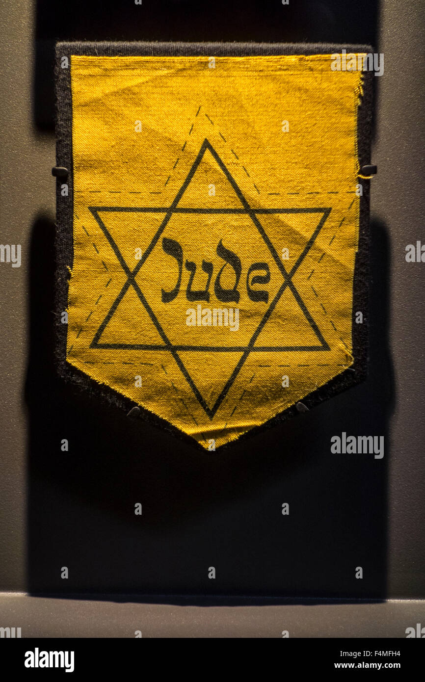 Ebrei tedeschi che mostra di badge stella gialla dicendo Jude Foto Stock