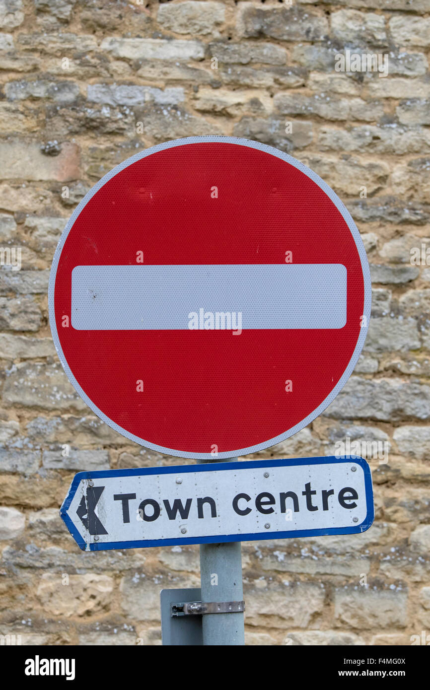 Indicando la via per il centro della città tramite un segnale di divieto di accesso, England, Regno Unito Foto Stock