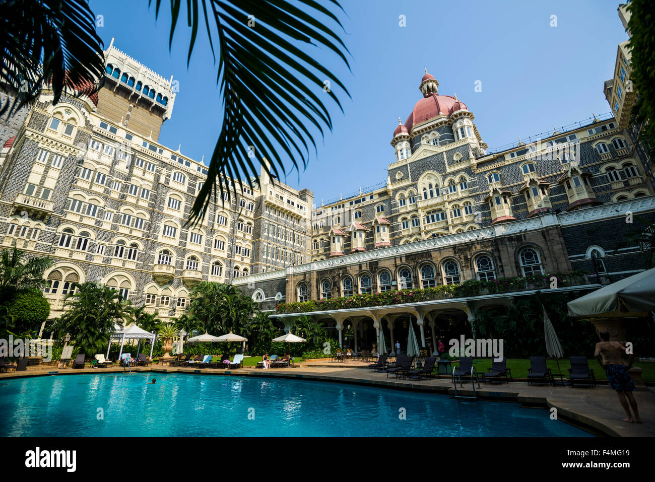 La piscina all'interno della colaba Taj Mahal Palace hotel Courtyard è riempito con acqua blu, riflettendo la facciata dell'hotel Foto Stock