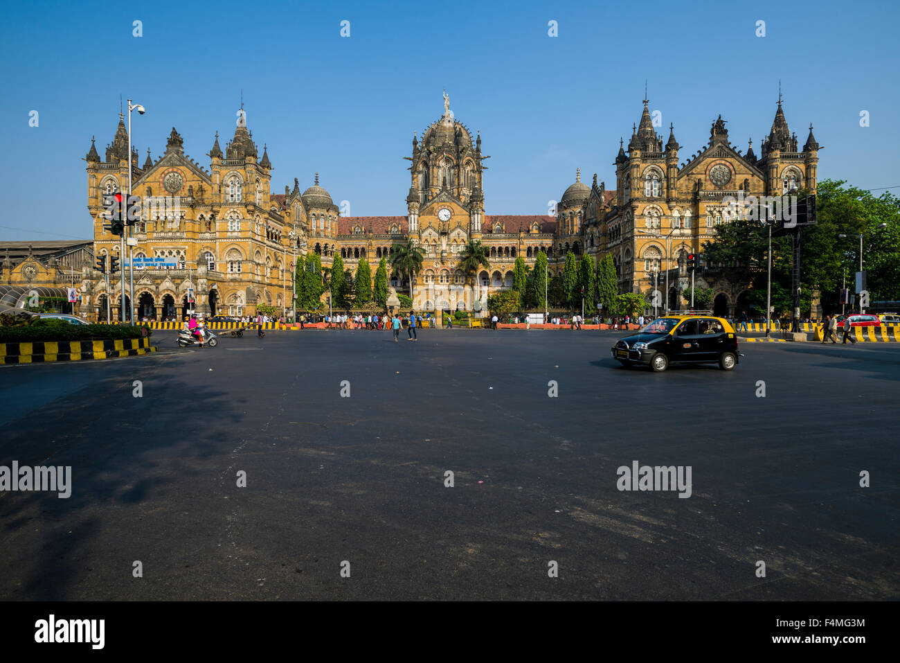 L'ex victoria terminus stazione ferroviaria, ora Chhatrapati Shivaji terminus, visto attraverso la piazza Foto Stock
