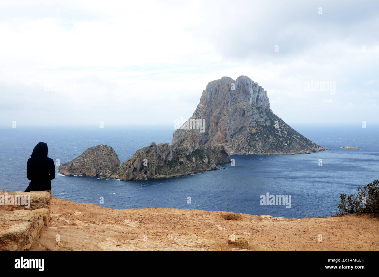 ES VEDRA, un disabitata isola di roccia si trova a 2 km al largo della costa occidentale dell'isola di Ibiza in Cala d'Hort area. Foto Stock