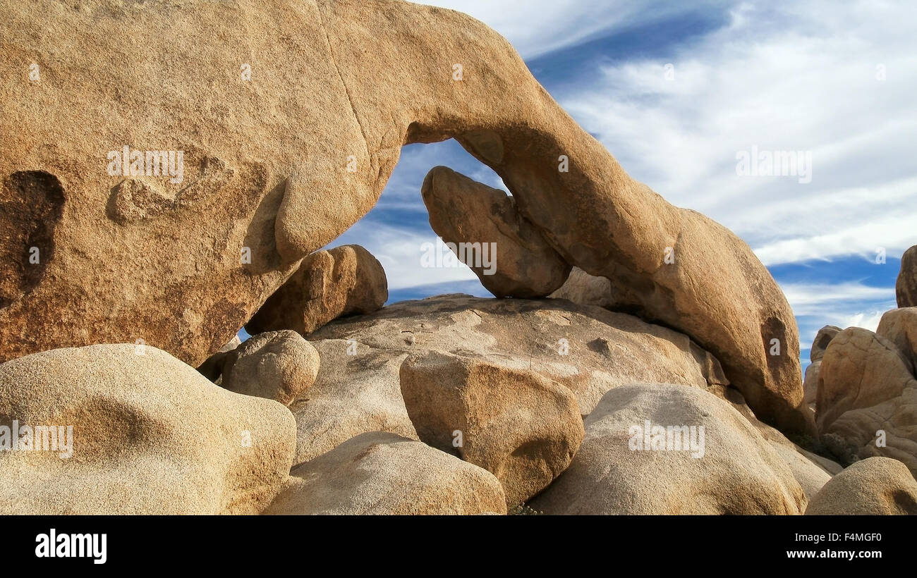 Formazione rocciosa unica, Arch Rock nel Parco nazionale di Joshua Tree Foto Stock