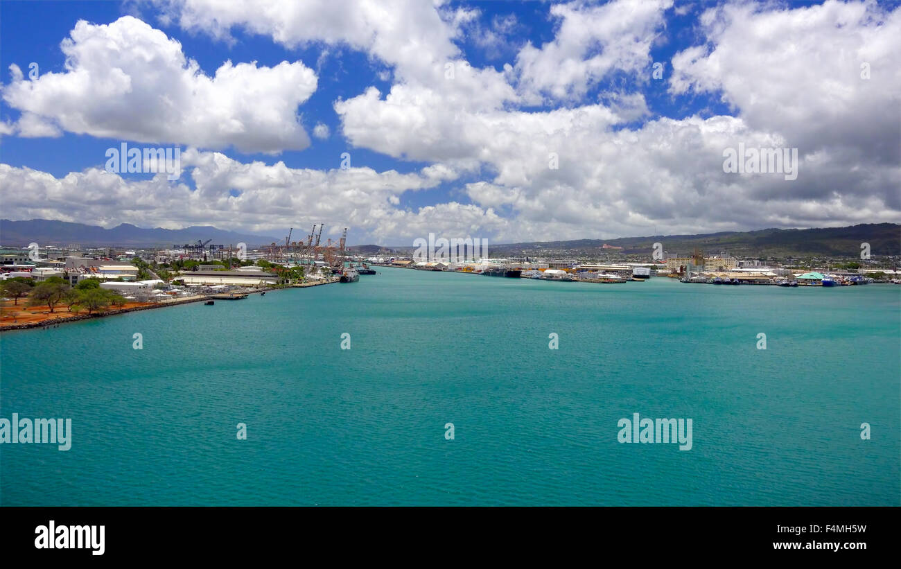 Blu brillante acqua del Porto di Honolulu sull'isola di Oahu Foto Stock