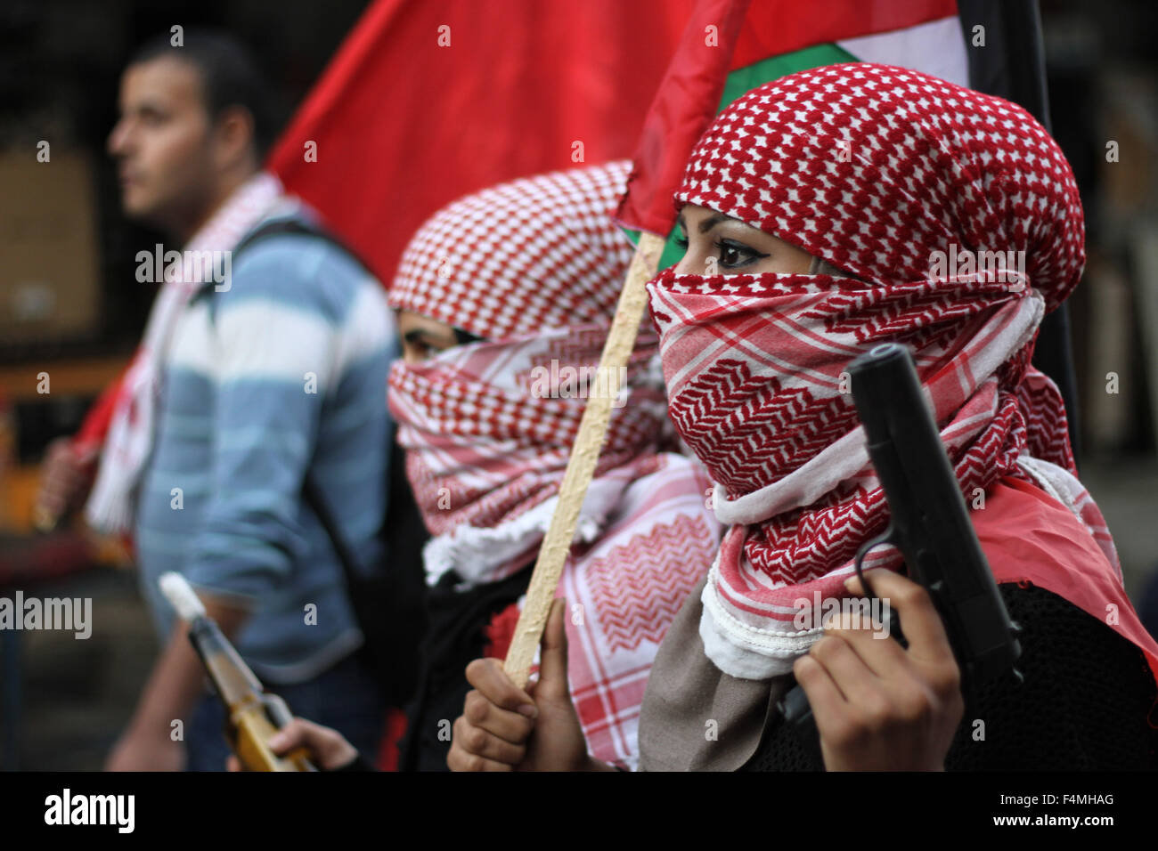 La città di Gaza, la striscia di Gaza, la Palestina. Xx oct, 2015. Ragazza palestinese dal Fronte popolare di liberazione della Palestina (PFLP) movimento detiene pistola durante un anti-rally israeliana nella Striscia di Gaza City per mostrare solidarietà con i palestinesi insurrezione. Credito: Mahmoud Issa/Quds Net News/ZUMA filo/Alamy Live News Foto Stock