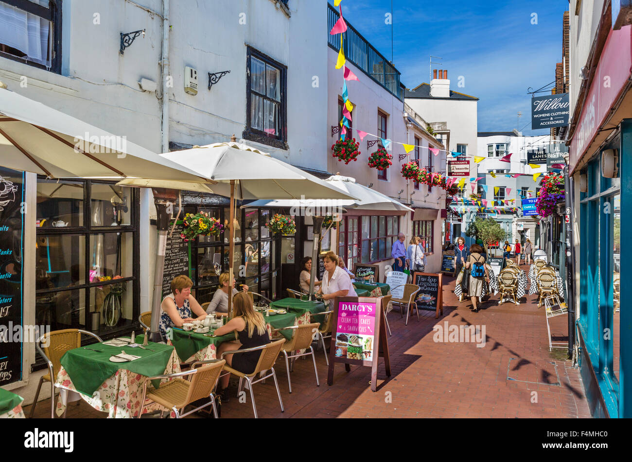 Brighton, le corsie. Caffetterie, bar, ristoranti e negozi su Market Street nella zona di corsie di Brighton, East Sussex, England, Regno Unito Foto Stock
