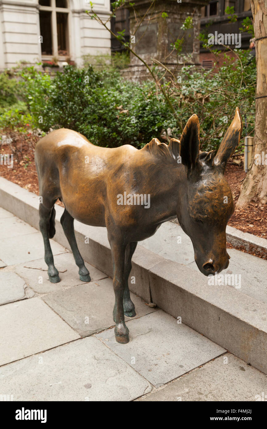 Una statua dell'Asino democratico di Antonio Frilli, simbolo dei democratici, la vecchia scuola latina site, scuola St, Boston STATI UNITI D'AMERICA Foto Stock
