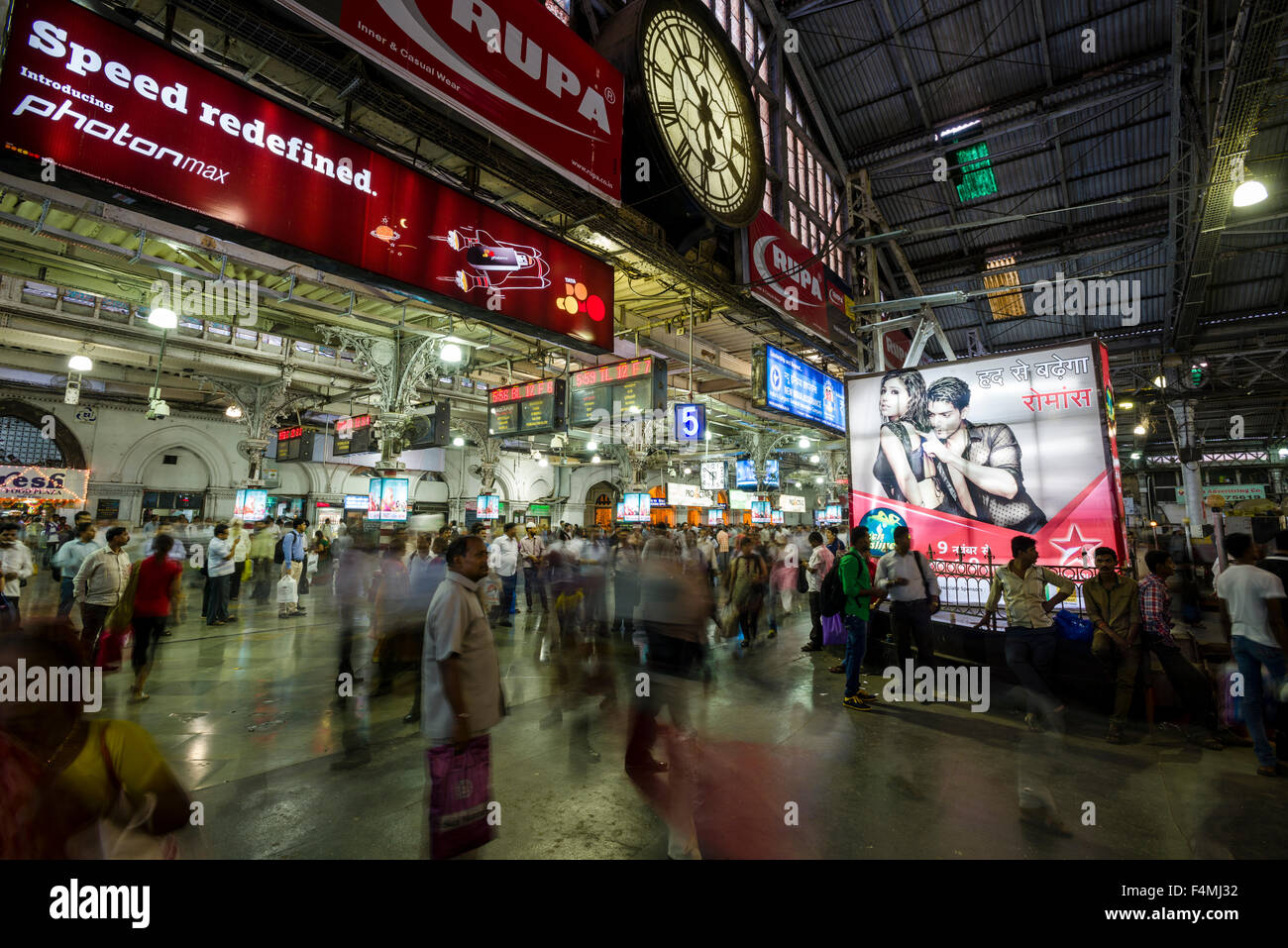 Gli illuminati sala principale di churchgate stazione ferroviaria è sempre molto affollato Foto Stock