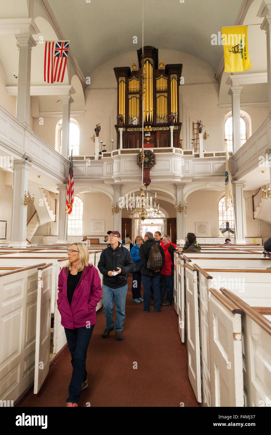 I visitatori nella vecchia chiesa del nord sul sentiero della libertà, Boston, Massachusetts, STATI UNITI D'AMERICA Foto Stock