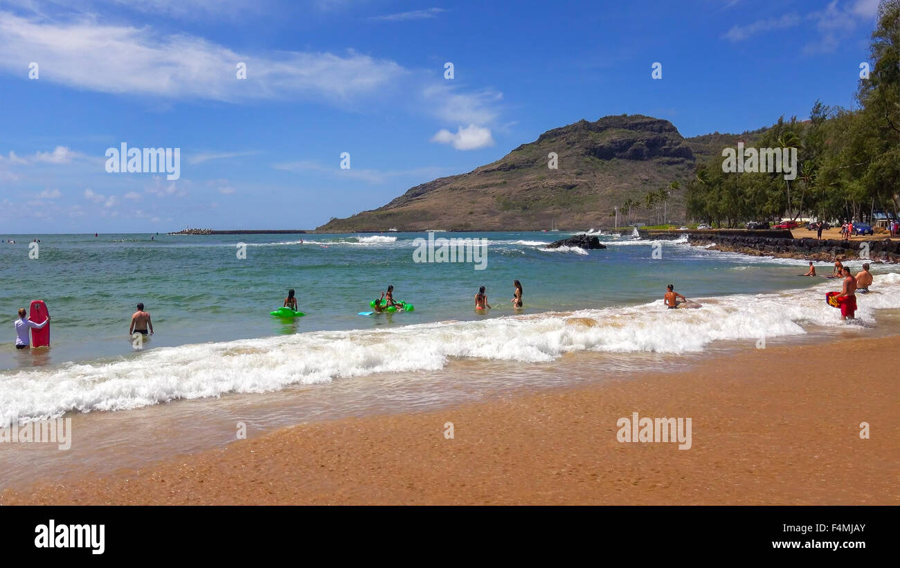 I turisti e i locali di nuotare in spiaggia di Kalapaki nella città di Nawiliwili sull'isola di Kauai Foto Stock