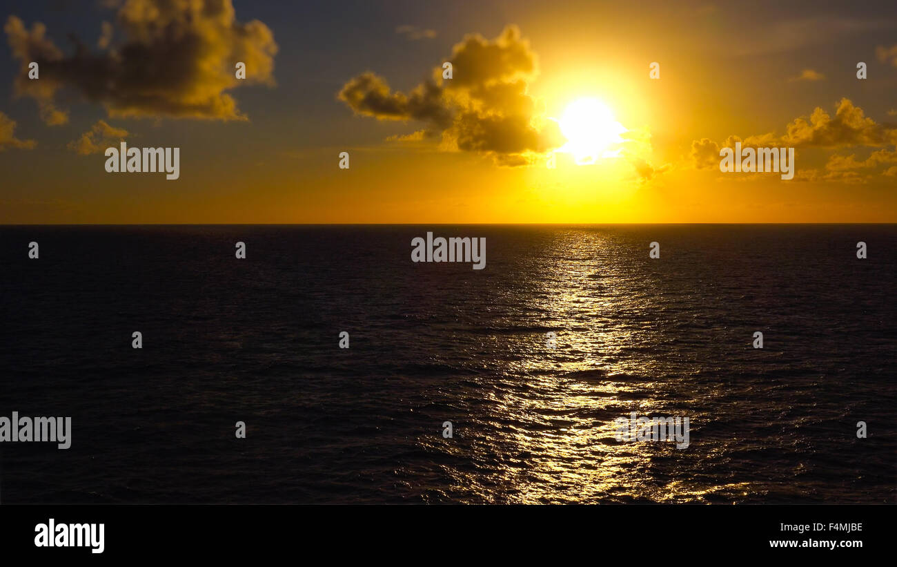 Un bellissimo arancione tramonto sull'Oceano Pacifico al largo delle Isole Hawaii Foto Stock