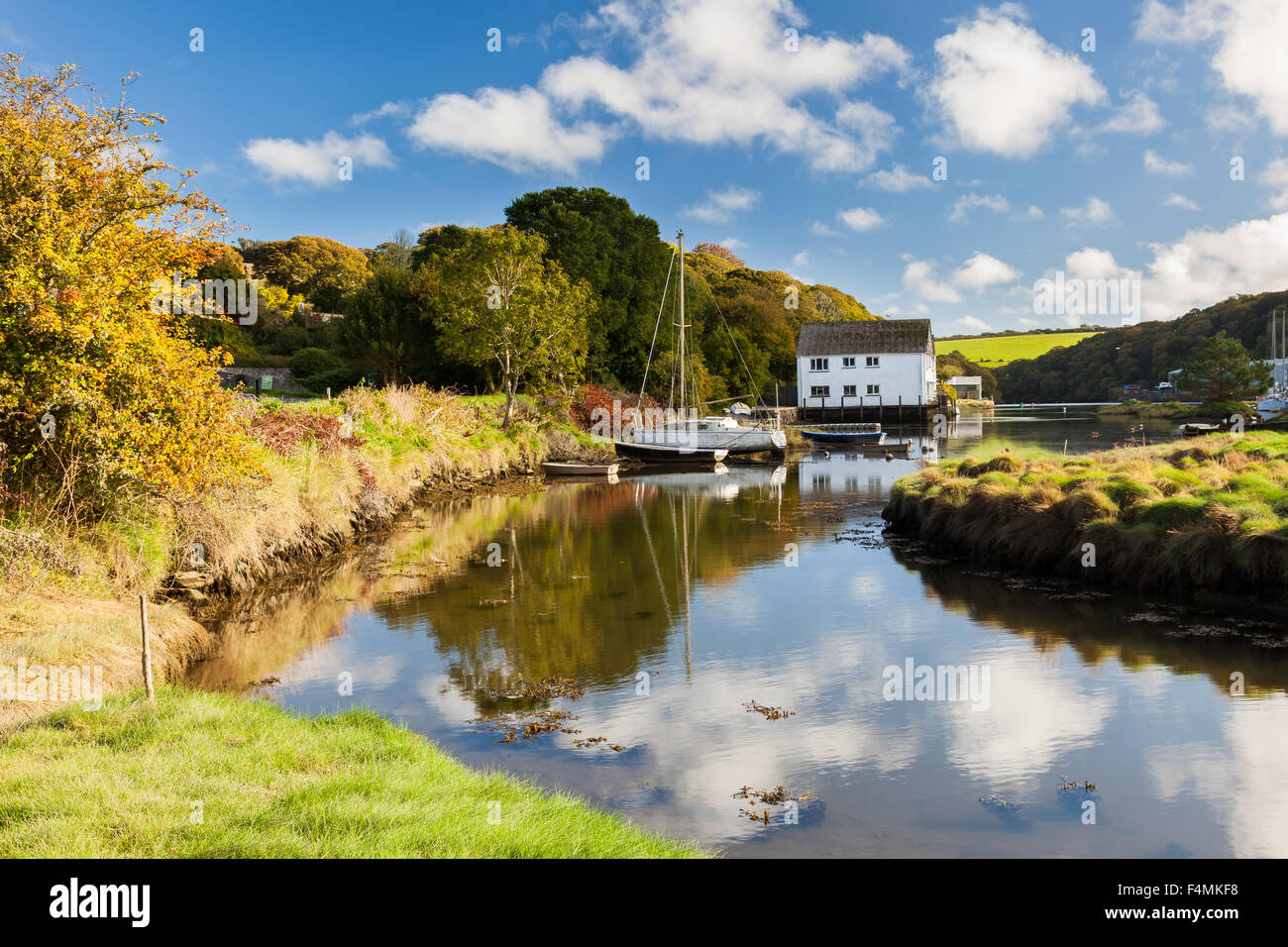 Il pittoresco villaggio di Gweek situato in corrispondenza della testa del Fiume Helford Cornwall Inghilterra UK Europa Foto Stock