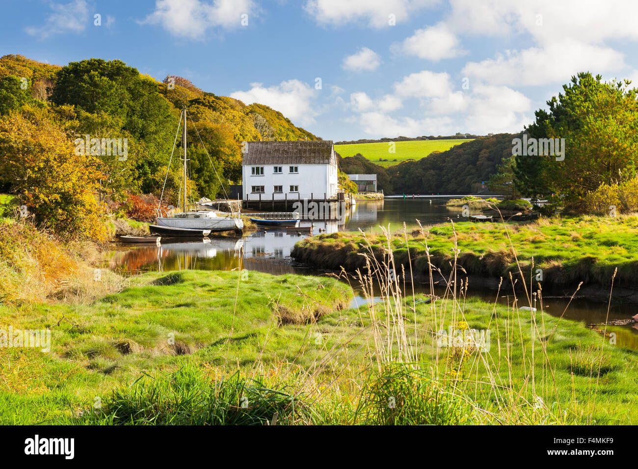 Il pittoresco villaggio di Gweek situato in corrispondenza della testa del Fiume Helford Cornwall Inghilterra UK Europa Foto Stock