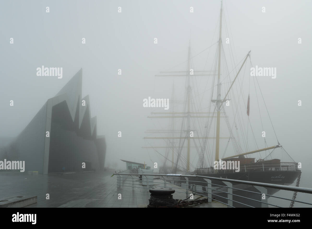 Glasgow Riverside Transport Museum nella fitta nebbia Foto Stock