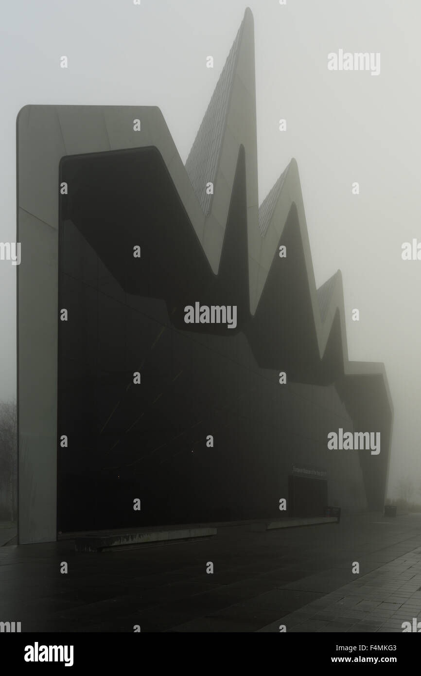 Glasgow Riverside Transport Museum nella fitta nebbia Foto Stock