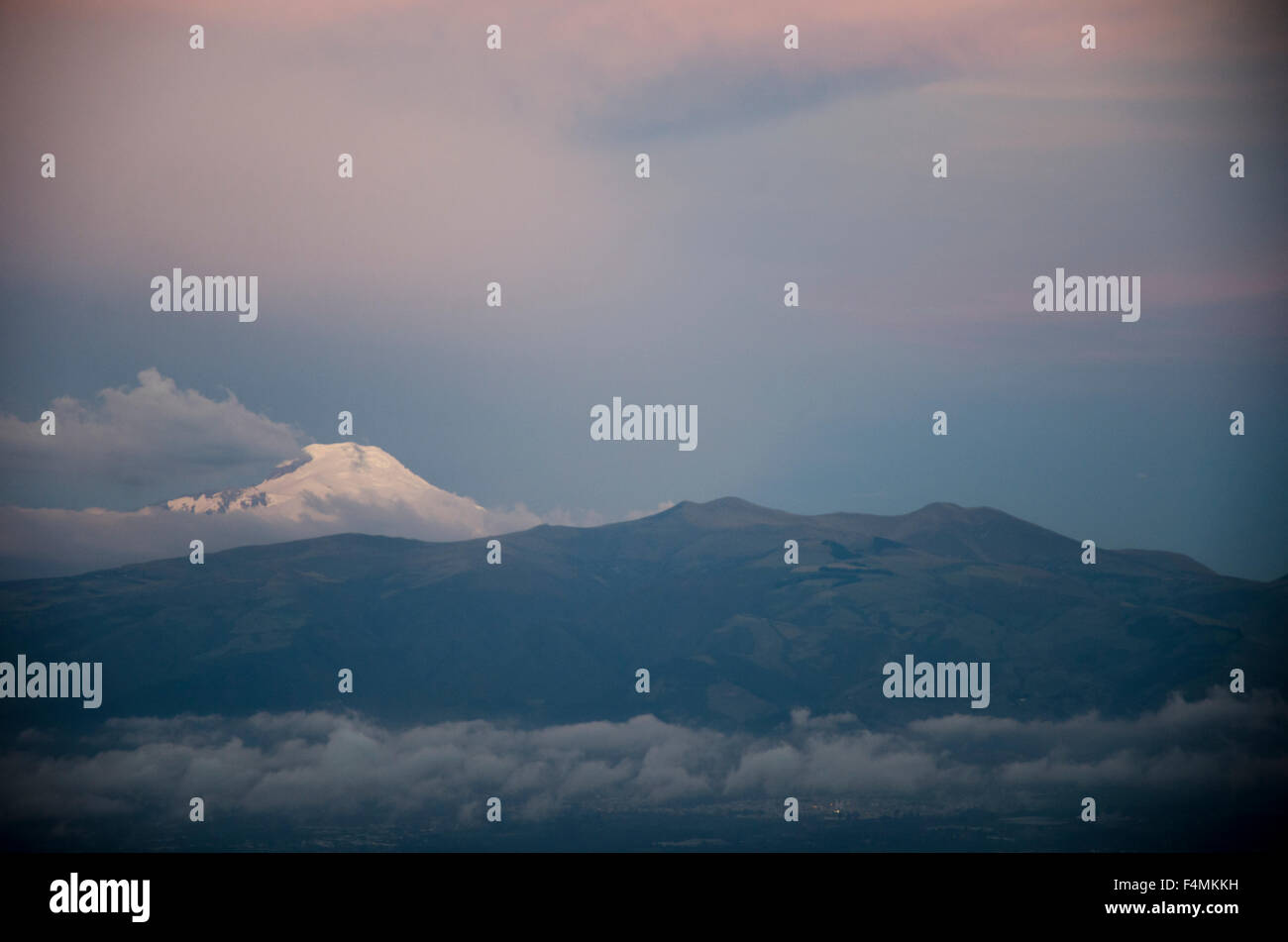 Cayambe al crepuscolo Foto Stock