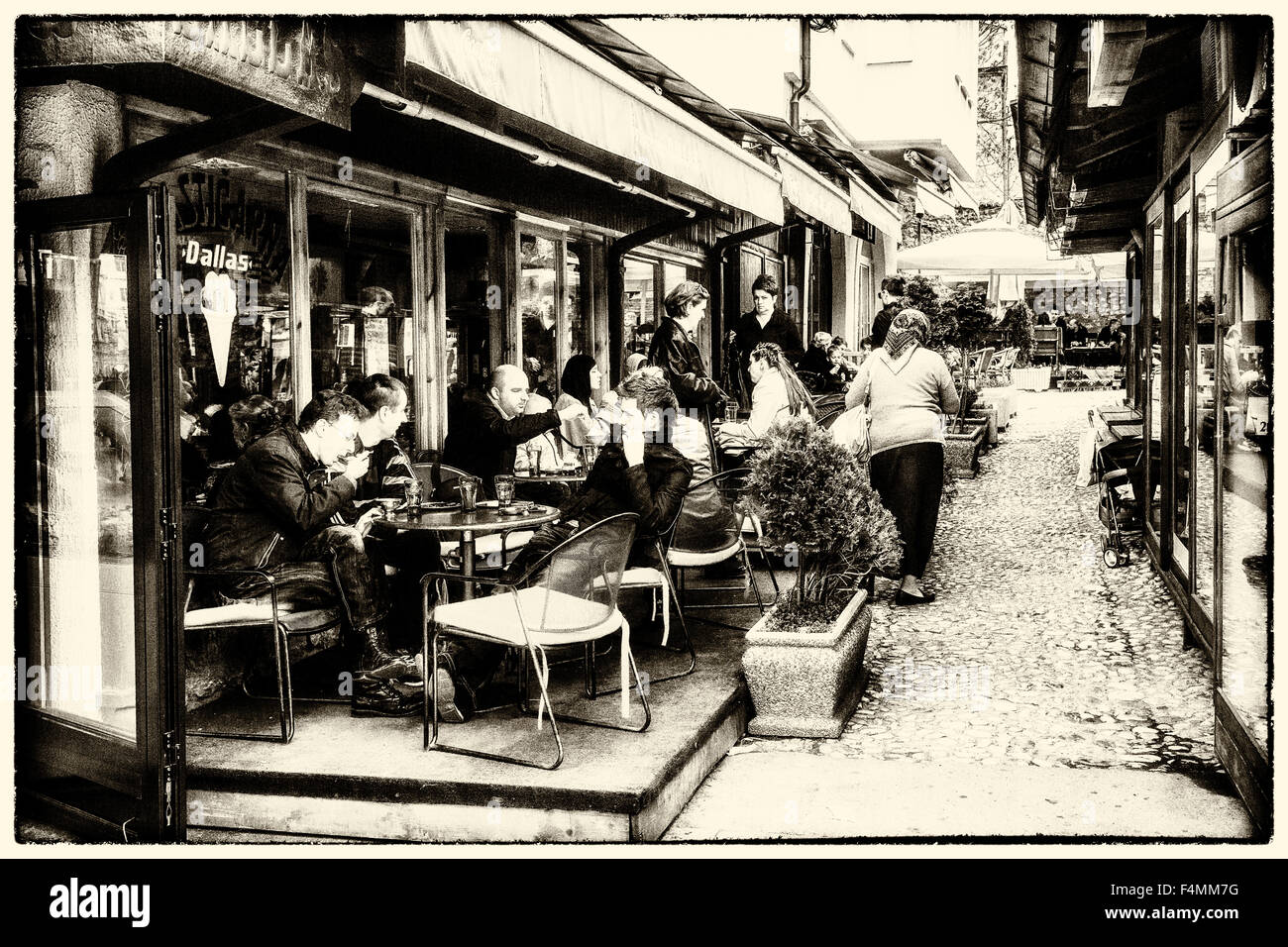 Il caffè nel centro storico di Sarajevo, Bosnia e Erzegovina in monocromia Foto Stock