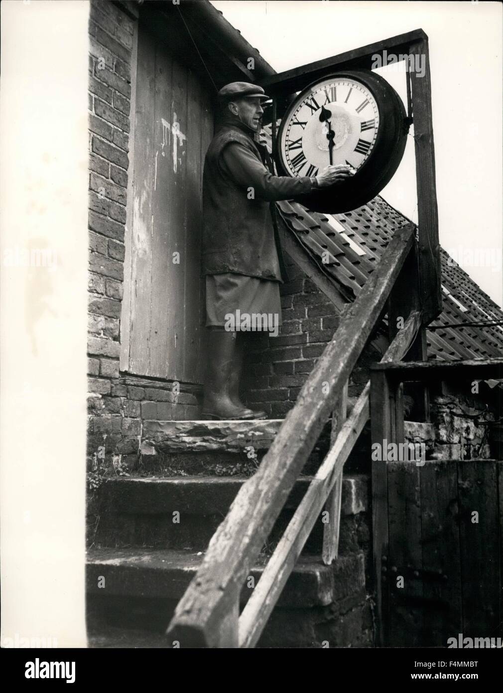 Febbraio 24, 1958 - The Vanishing San Panoras orologio. 52 enne Roland Hogan, che è guard rail, ha trovato l'orologio che fanno di lui il re incontrastato dei collezionisti di clock. Egli è tenuto, un po' da un po' nella sua fattoria vicino a Nottingham, e rimontaggio - San Panoras orologio stazione. Il grande orologio, la faccia da solo pesa 1/2 tonnellate, verranno riassemblati, in tutta la sua gloria prewar - le mani ridipinti gold - sul lato di Roland's Barn. Ogni giorno un altro pezzo del secolo vecchio orologio scompare sul treno per il pranzo a Nottingham da San Panoras - per riapparire presso la fattoria - le mani, uno 11ft un Foto Stock