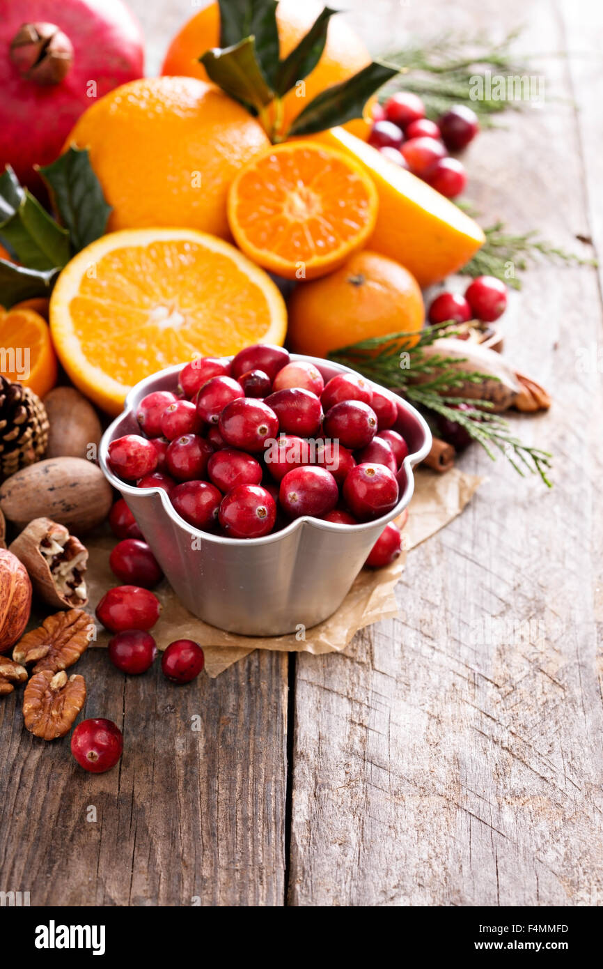 In autunno e in inverno ingredienti ancora vita con le arance, cranberry, dadi e spezie Foto Stock