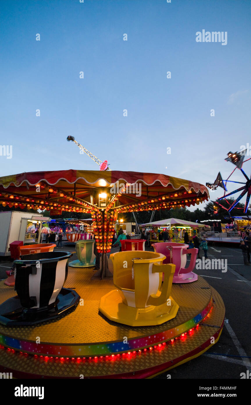 Chichester, West Sussex, in Inghilterra, il 20 ottobre 2015. L'annuale Fiera Sloe viaggi luna park è tenuto in Northgate parcheggio auto. La fiera è stata mantenuta nello stesso luogo dall'inizio del XII secolo. Credito: Adam mancanza/Alamy Live News Foto Stock