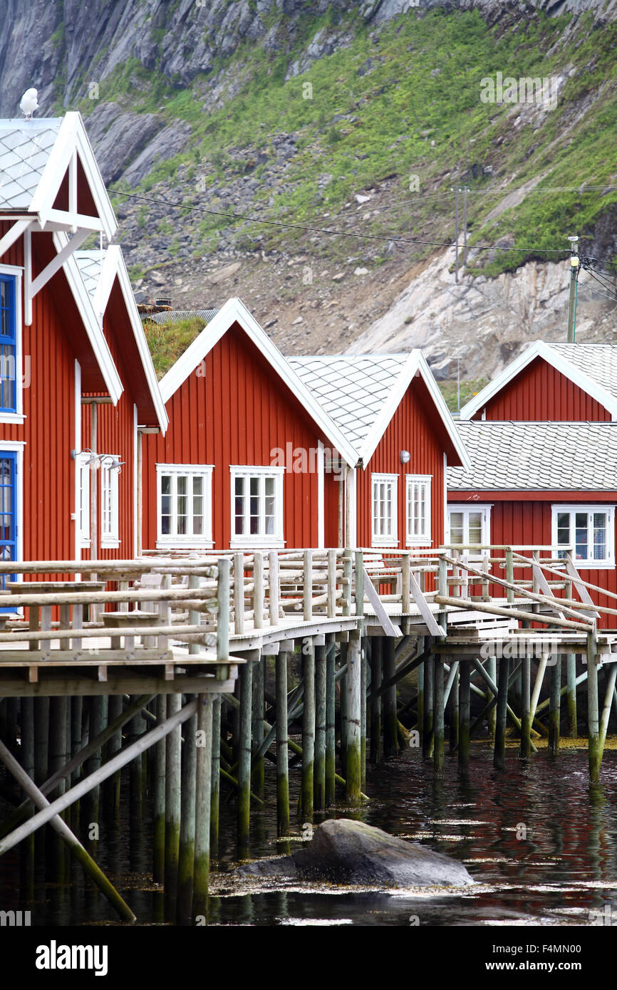 Immagine a colori di alcune case tradizionali in Reine, Isole Lofoten in Norvegia. Foto Stock