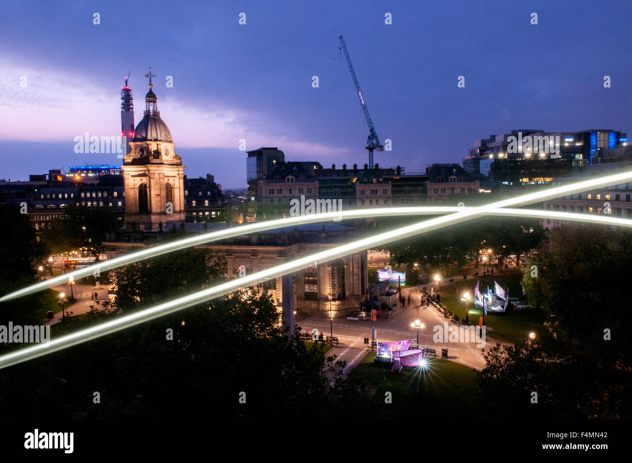 Sera vista sul tetto della Cattedrale di Birmingham e la Colmore Row quartiere degli affari con una striscia di luce al di sopra della scena cittadina Foto Stock