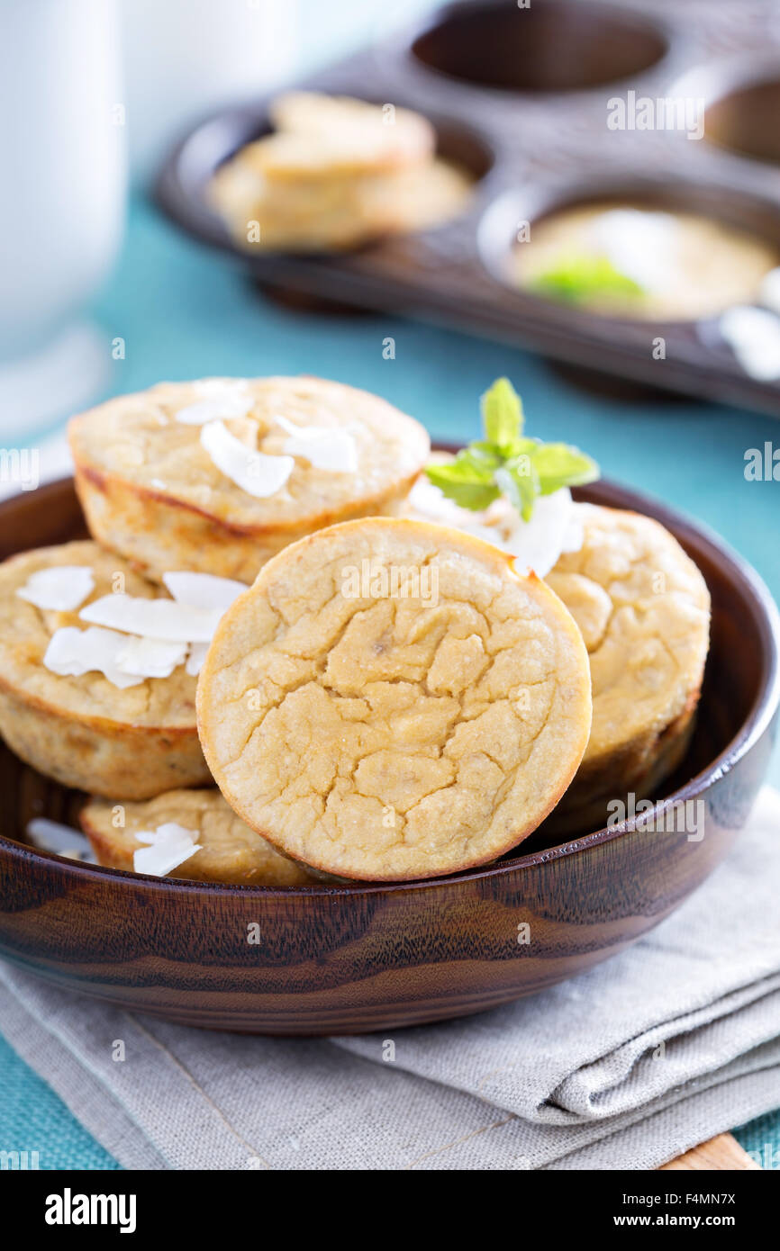 Banana muffin di noce di cocco con il latte di cocco e farina Foto Stock