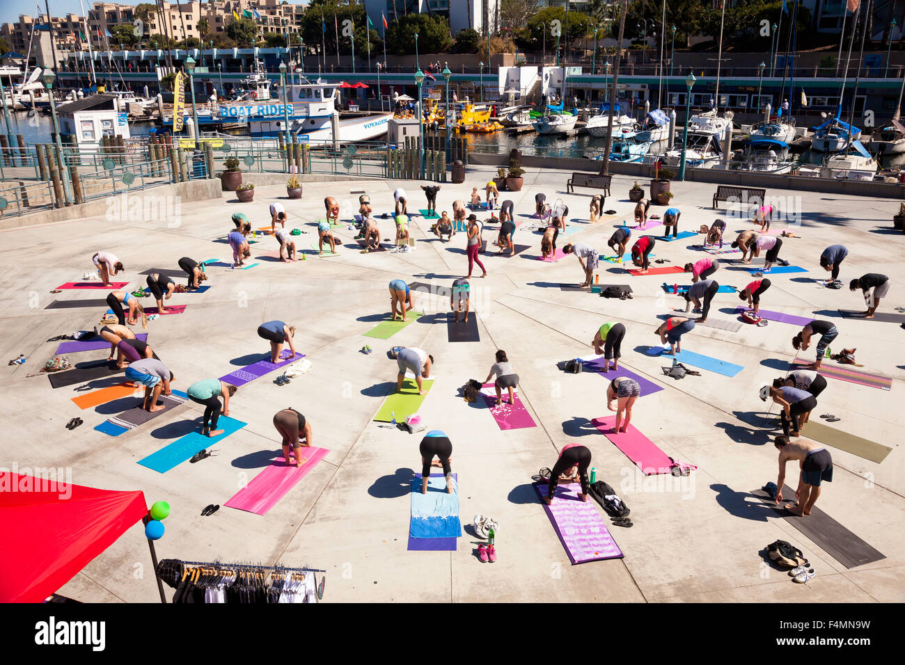 Un folto gruppo di persone di eseguire lo Yoga a Redondo Beach;California;USA;l'America Foto Stock