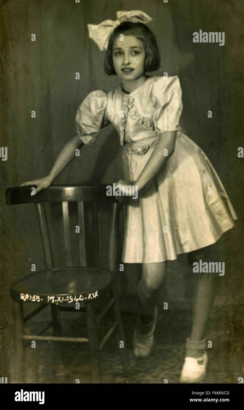 Ragazza in abito elegante e la prua, Italia Foto Stock