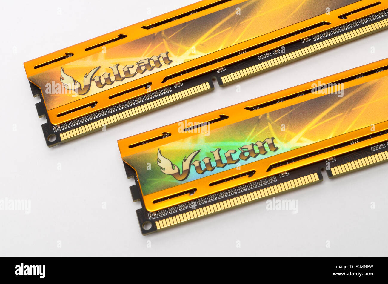 Il gruppo Vulcan DDR3 4Gb 2400MHz schede di memoria con adesivi olografico su dissipatori di calore. Foto Stock