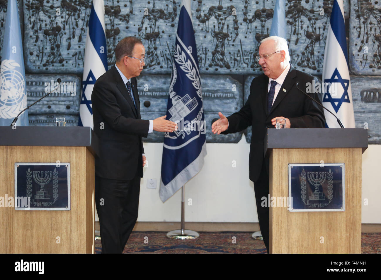 Gerusalemme. Xx oct, 2015. Il Segretario Generale delle Nazioni Unite Ban Ki-moon (L) stringe la mano con il presidente israeliano Reuven Rivlin nel corso di una conferenza stampa alla residenza del presidente di Gerusalemme a ott. 20, 2015. Ban Ki-moon è arrivato martedì su una visita di due giorni ad Israele e l'Autorità Nazionale Palestinese, sollecitando entrambe le parti ad agire rapidamente per evitare un "spirale ownward' e ulteriore escalation. Credito: JINI/Gil Yohanan/Xinhua/Alamy Live News Foto Stock