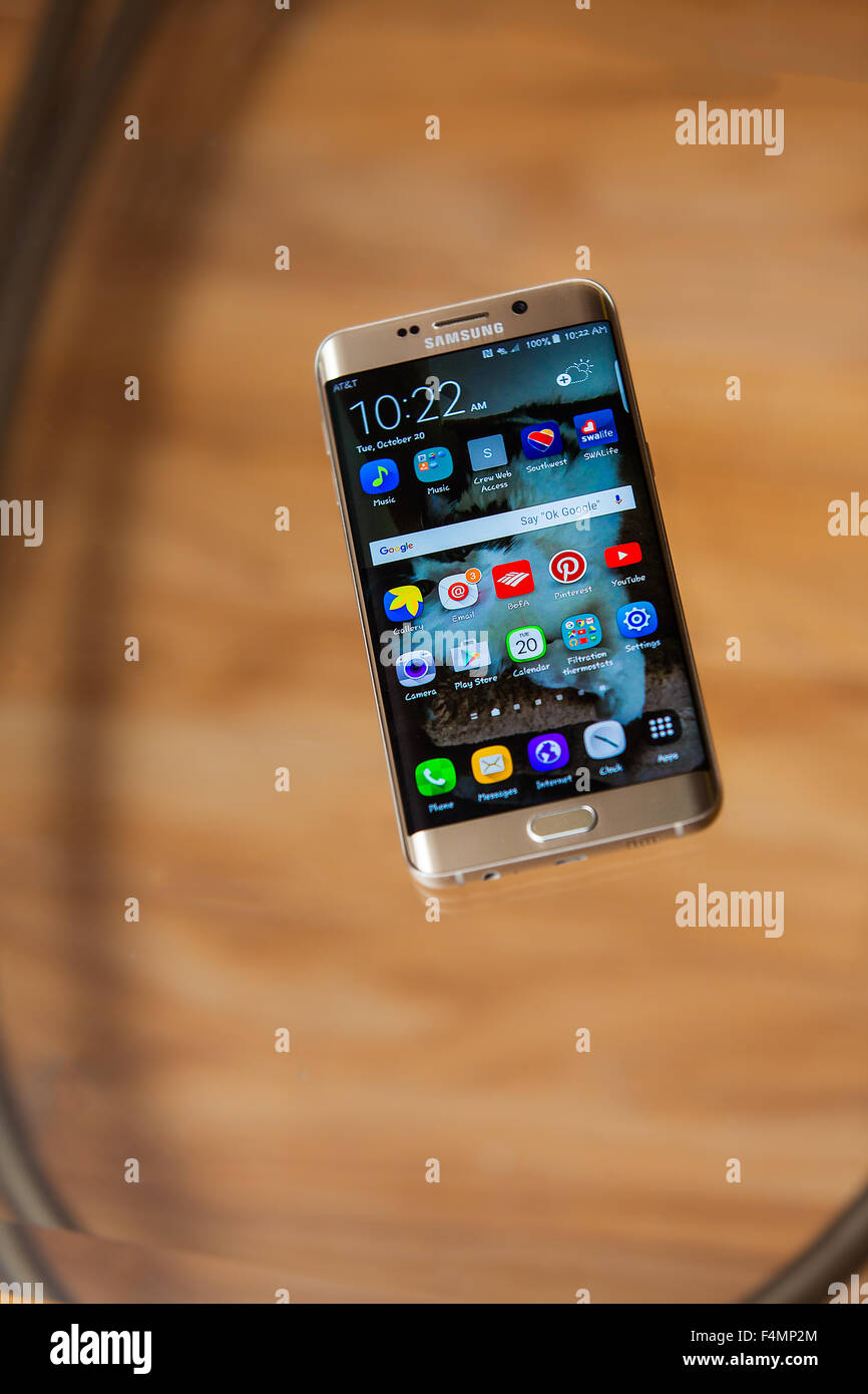 Un Samsung Galaxy S6 Edge cellulare. Foto Stock