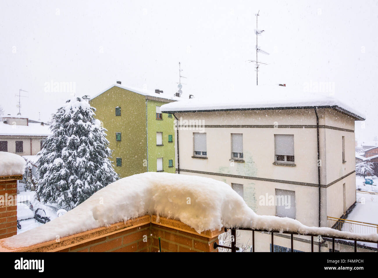 Urban scape durante una intensa nevicata a Cavriago, Italia Foto Stock