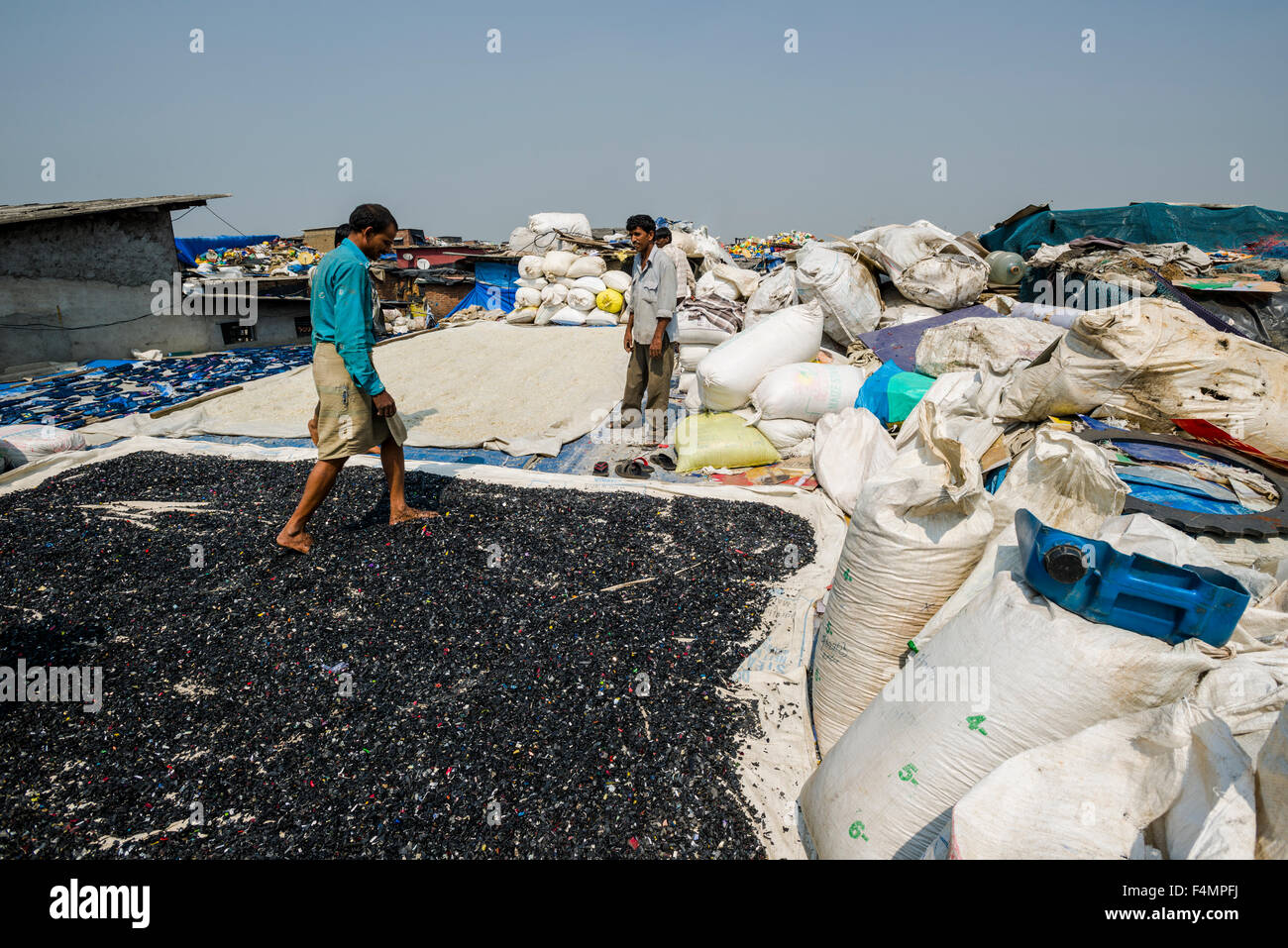 Shredded in plastica colorata garbage è sparso su un tetto per asciugare. circa 10.000 manodopera stanno lavorando in 800 piccole aziende, dovu Foto Stock