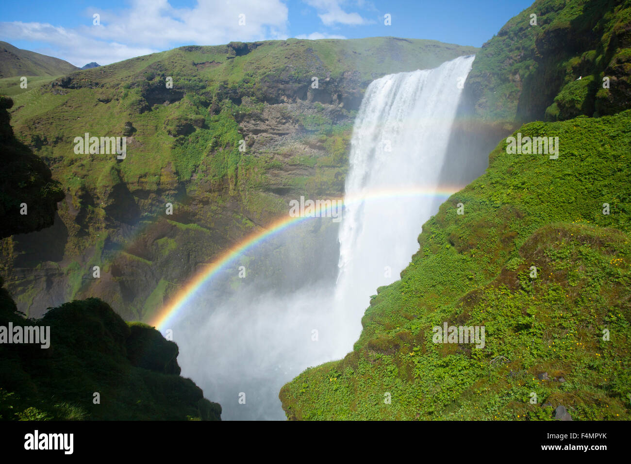 Doppio arcobaleno in 60m-alta cascata Skogafoss, Skogar, Sudhurland, Islanda. Foto Stock
