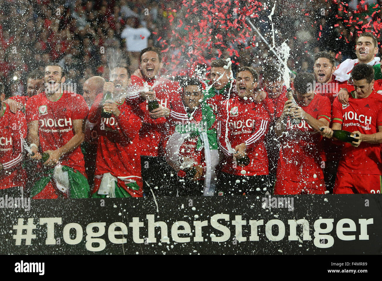 Cardiff, Regno Unito. Xiii oct, 2015. Il Galles celebrare la qualificazione - Galles vs Andorra - UEFA Euro 2016 - Cardiff City Stadium - Cardiff - 13/10/2015 Pic Philip Oldham/SportImage/CSM/Alamy Live News Foto Stock