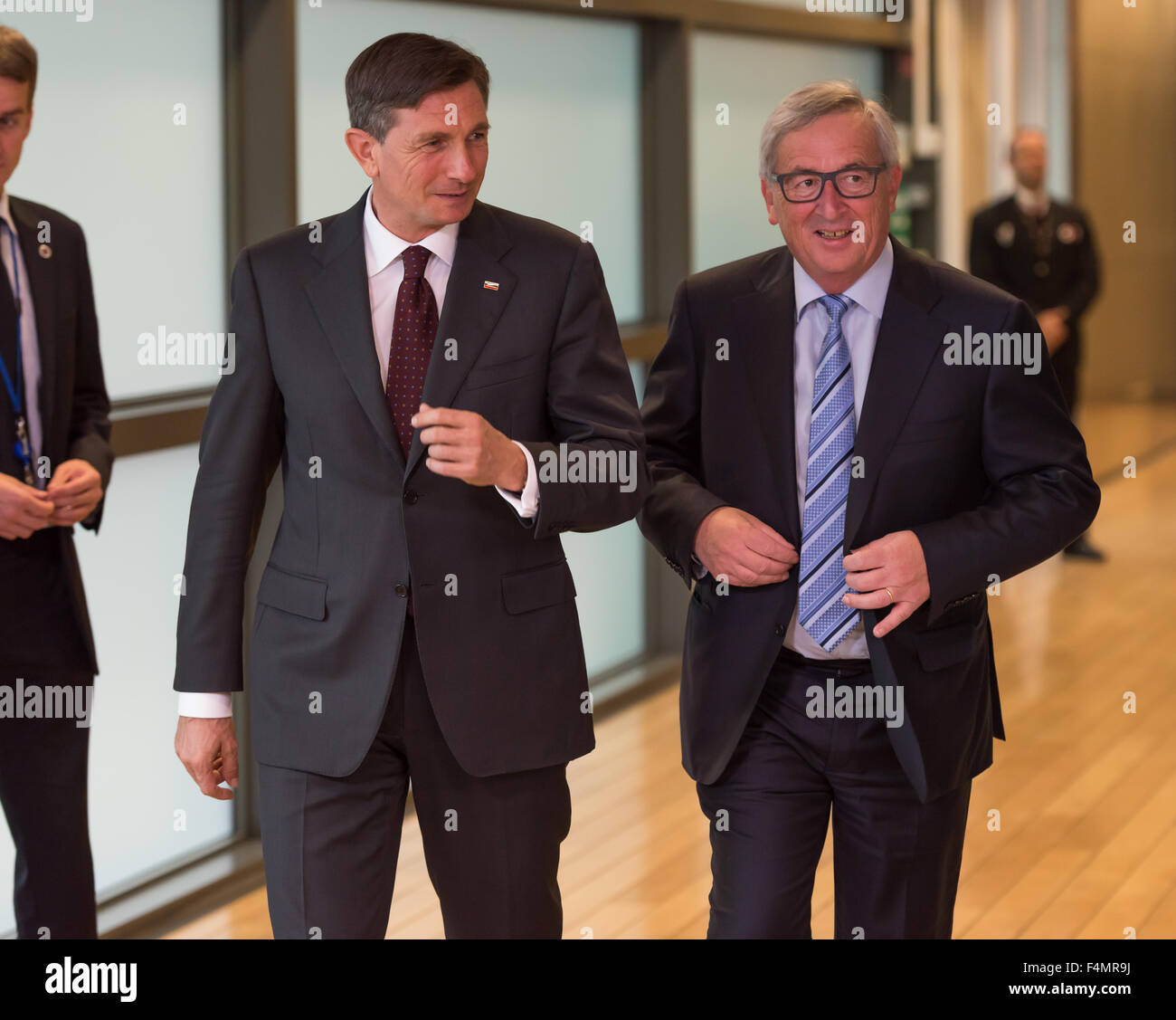 Bruxelles, Belgio. Xx oct, 2015. Commissione europea Presidente Jean Claude Juncker (R) ) accoglie il presidente sloveno Borut Pahor (L) prima di una riunione presso l'UE la sede del consiglio. Tensioni diplomatiche svasato in mezzo al caos lo sloveno e croato e serbo confini. Credito: Jonathan Raa/Pacific Press/Alamy Live News Foto Stock