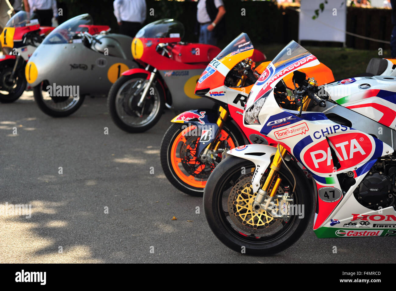 Una fila di antico e moderno Campione del mondo racing moto al Goodwood Festival of Speed NEL REGNO UNITO. Foto Stock