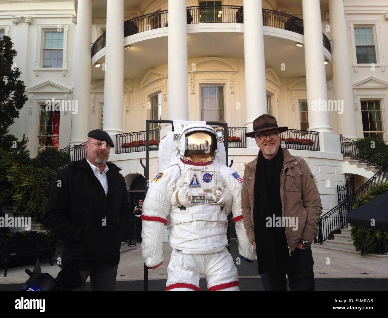 Mito busters stelle Adam Savage (destra) e Jamie Hyneman posano con un astronauta prima di iniziare la seconda casa bianca astronomia la notte sul South Lawn Ottobre 19, 2015 a Washington, DC. Astronomia notte ha portato insieme agli studenti, insegnanti, gli scienziati e gli astronauti della NASA per una notte di Astronomia e spazio-correlate attività educative. Foto Stock