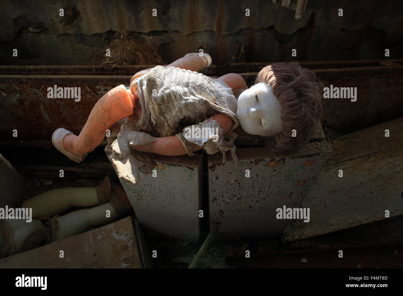 Una bambola a sinistra dietro dopo la catastrofe di Chernobyl 1986 nella scuola materna Zolotoj Kluchik. Pripjat, zona di alienazione, Ucraina Foto Stock