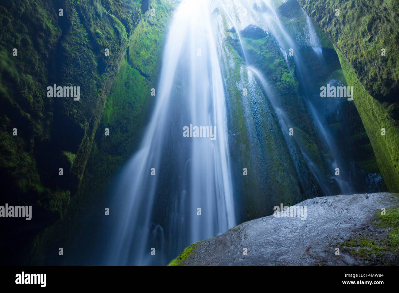 Cascata Gljufurarfoss profonda entro una stretta canon, Seljaland, Sudhurland, Islanda. Foto Stock