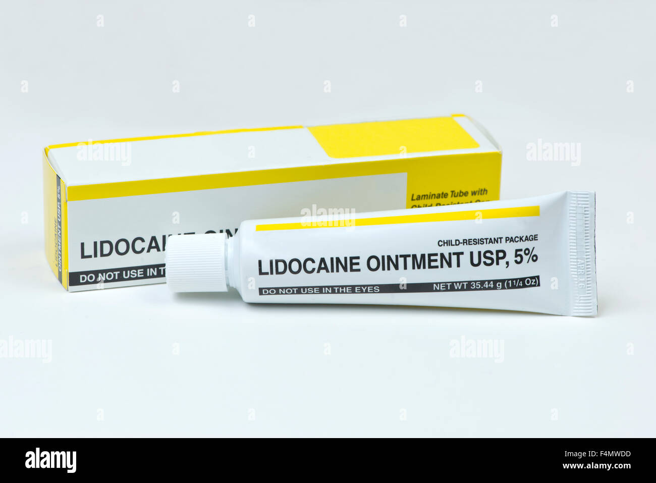 Anestetico lidocaina crema per la pelle con box Foto stock - Alamy