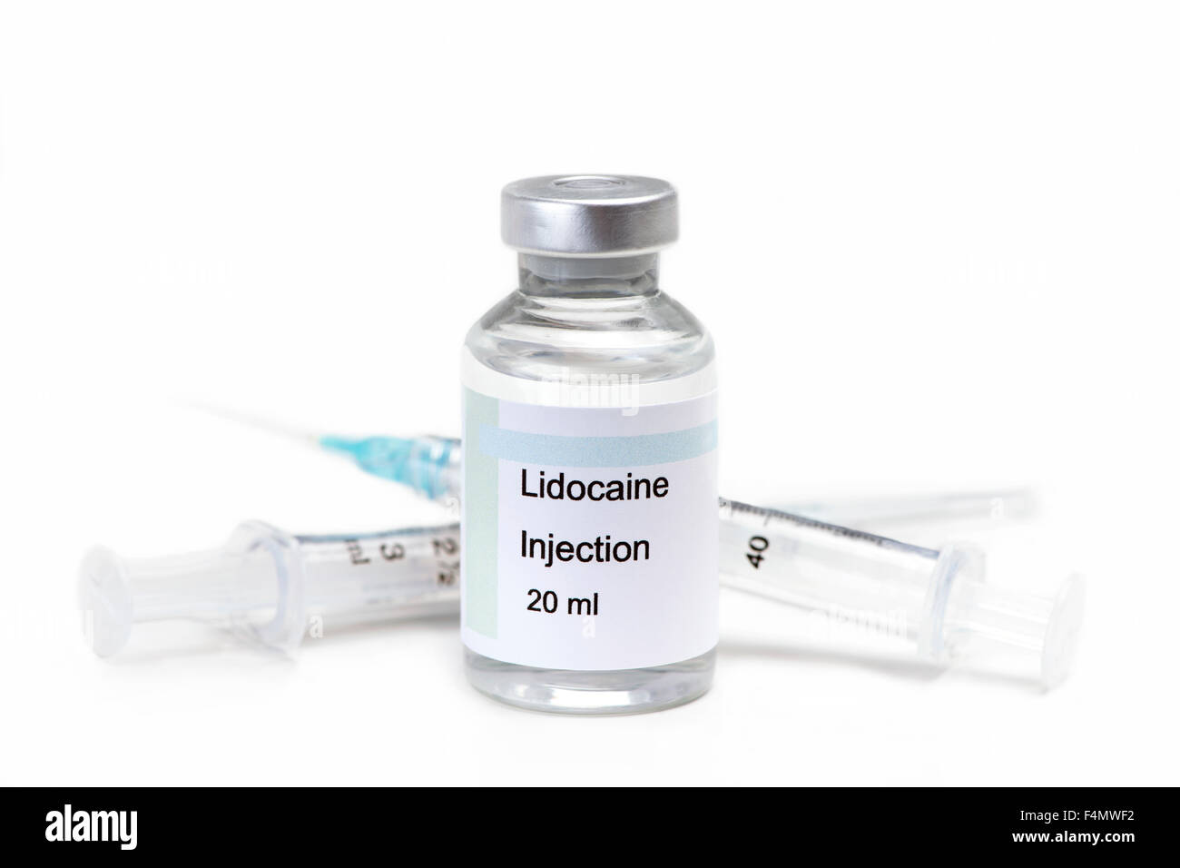 Flaconcino di vetro di lidocaina soluzione di iniezione con siringa sul bianco. Etichetta è fittizia. Foto Stock