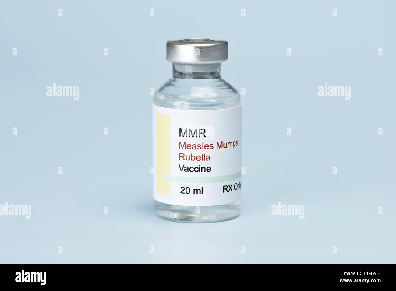 Morbillo, rosolia e parotite, virus flaconcino di vaccino su sfondo blu. Foto Stock