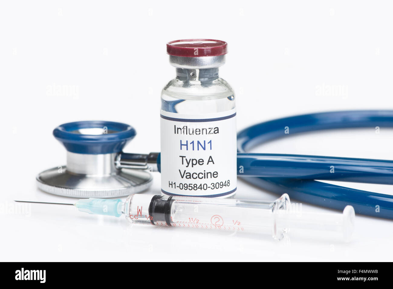 H1N1 virus influenzale la vaccinazione con siringa e stetoscopio. Foto Stock