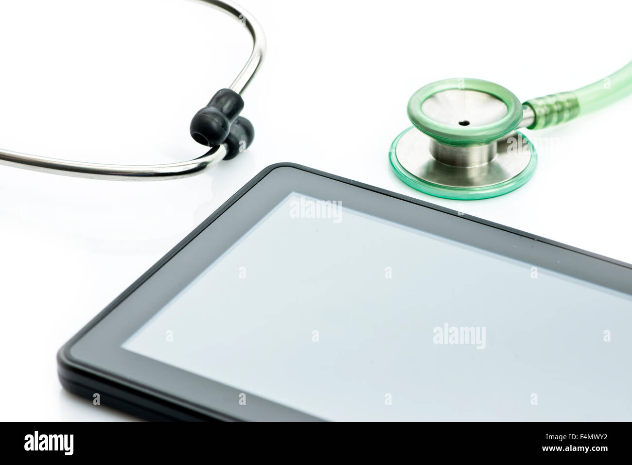 Dispositivo di elaborazione personale con uno stetoscopio su sfondo bianco. Foto Stock