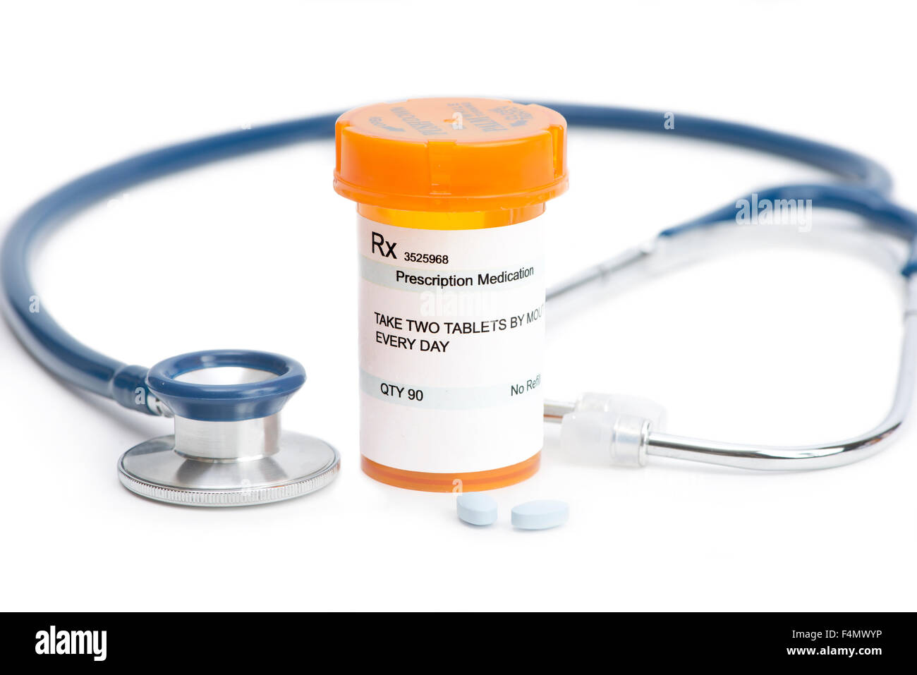 Bottiglia di prescrizione con le pillole e uno stetoscopio sul bianco. Etichetta e tutte le informazioni in esso contenute è fittizia. Foto Stock