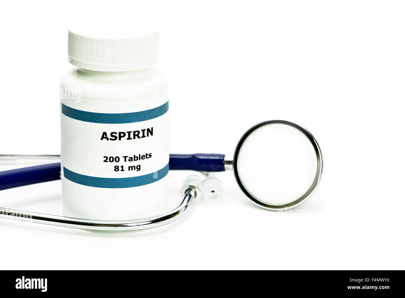 L'aspirina bottiglia con due pillole e uno stetoscopio sul bianco con copyspace. Etichetta è fittizia e qualsiasi somiglianza con un qualsiasi reale p Foto Stock