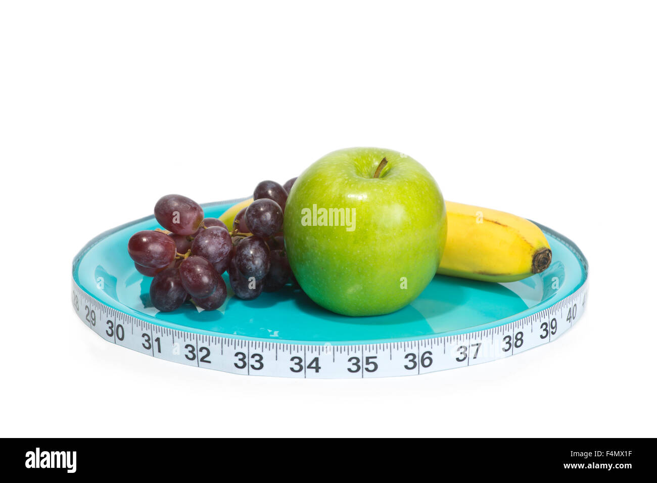 Scelta sana di frutta sulla piastra con nastro di misurazione. Foto Stock