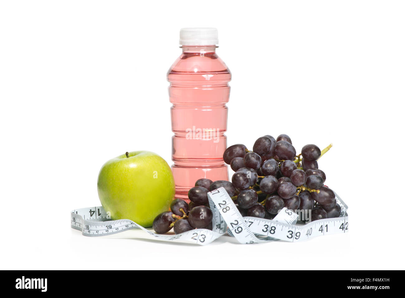 Scelta sana di frutta con nastro di misurazione e vitamina d'acqua. Foto Stock