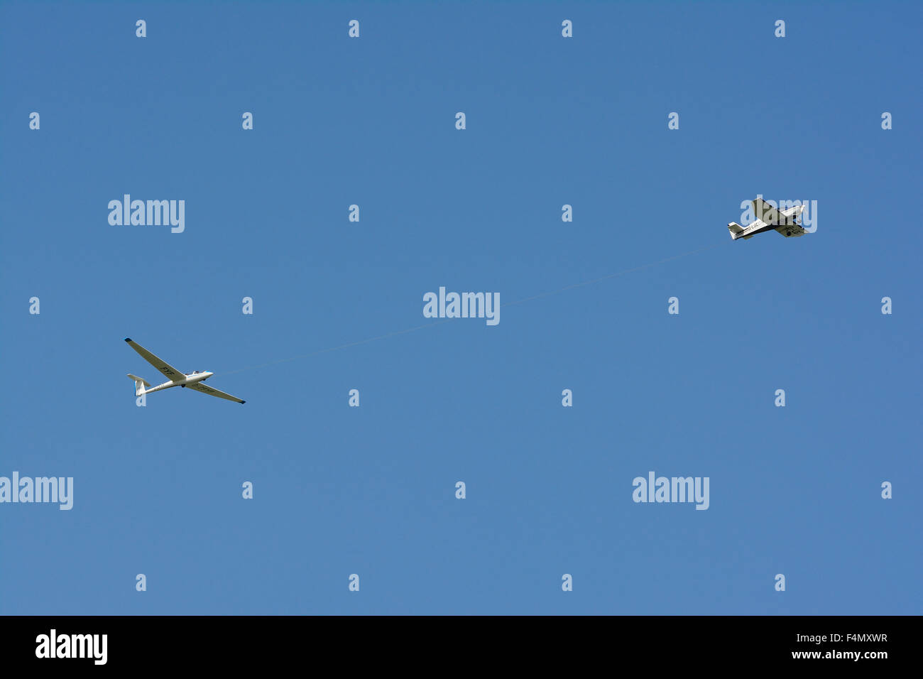 Aliante trainato in alto nel cielo in aereo Foto Stock